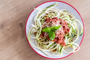 Zucchini-Spagetti mit Thunfisch-Soße