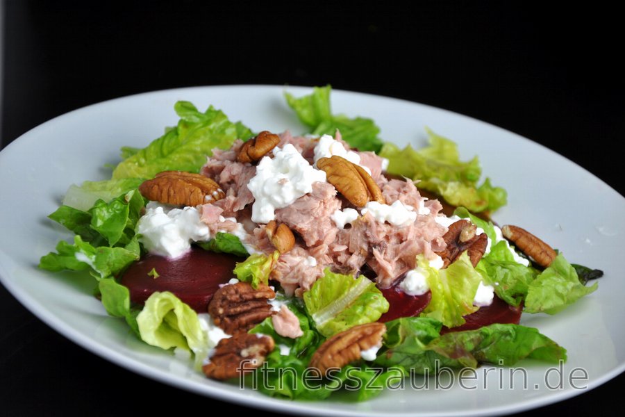 Gesunder Thunfischsalat mit roter Bete und Nüssen | fitnesszauberin.de